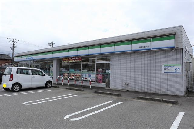 コンビニ　ファミリーマート（コンビニ）まで858m