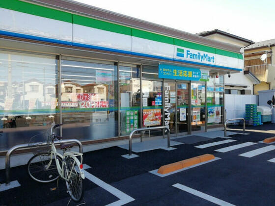 コンビニ　ファミリーマート南流山八丁目店（コンビニ）まで40m