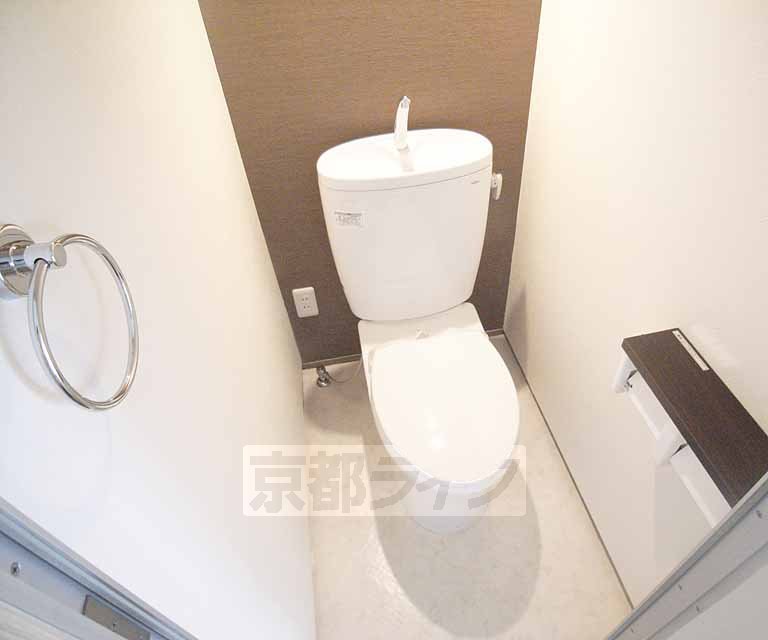 トイレ　タオル掛けもあり便利です。