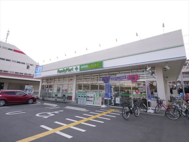 コンビニ　ファミリーマートドラッグエース鶴ケ岡店（コンビニ）まで490m