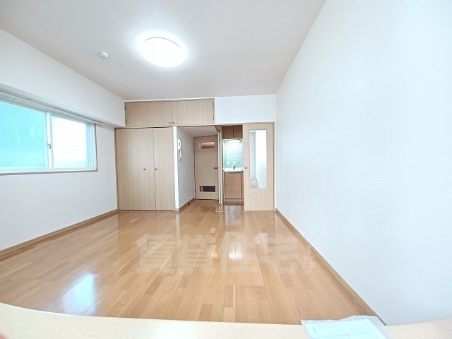 居室・リビング　同建物　別部屋