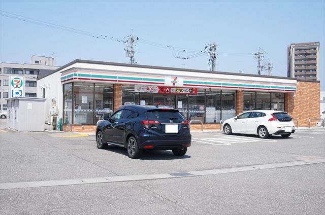 コンビニ　セブンイレブン（コンビニ）まで622m