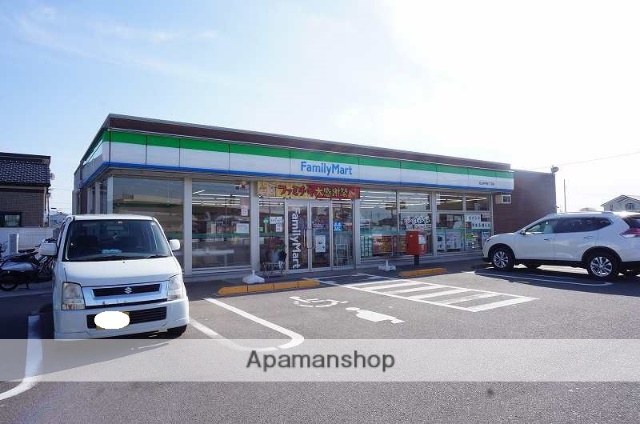 コンビニ　ファミリーマート（コンビニ）まで756m
