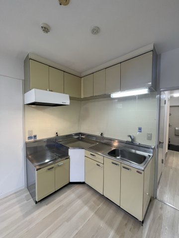 キッチン　同建物反転タイプを表示しています