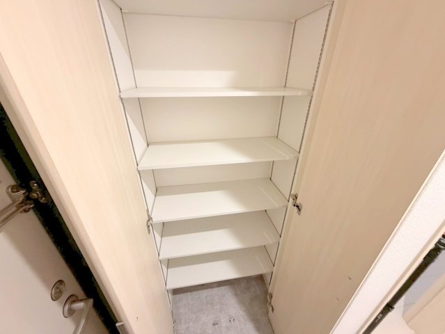 収納　大きいシューズボックスは靴がいっぱい入れれますね。