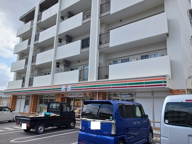 コンビニ　浦添グリーンハイツ経塚店（コンビニ）まで450m