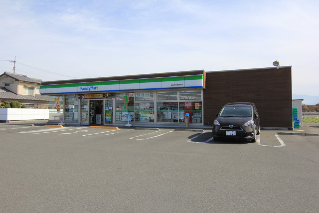 コンビニ　ファミリーマート　松山久米窪田町店（コンビニ）まで707m