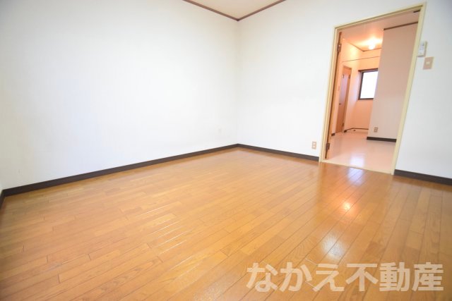 居室・リビング　落ち着いた色調の洋室です