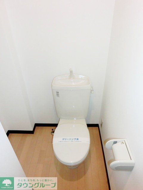 トイレ　収納棚等を置くスペースがあります