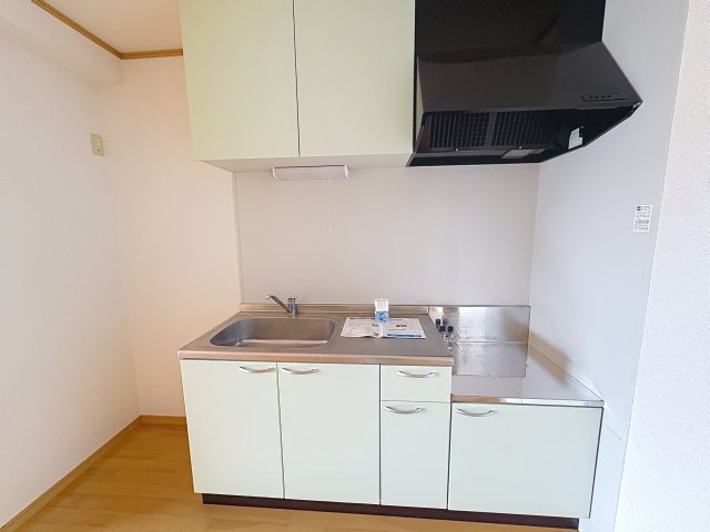 キッチン　掲載写真は同型モデルを掲載しており実際のお部屋と仕様等が異な