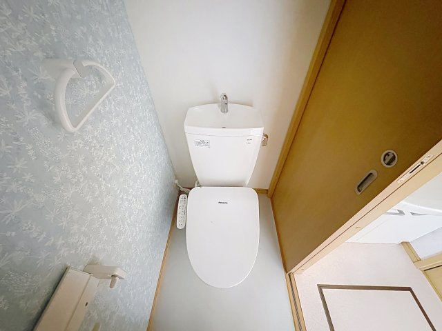 トイレ　掲載写真は同型モデルを掲載しており実際のお部屋と仕様等が異な