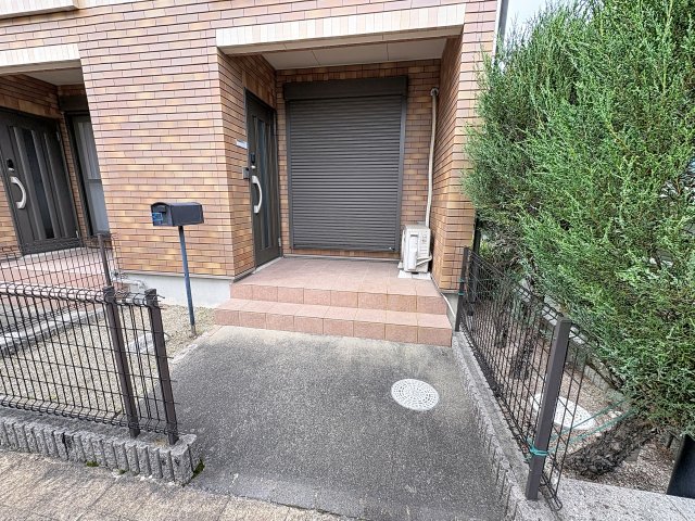 玄関　掲載写真は同型モデルを掲載しており実際のお部屋と仕様等が異な