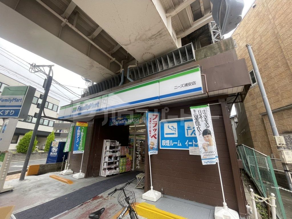 コンビニ　ファミリーマート ニーズ浦安店（コンビニ）まで110m