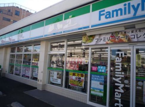 コンビニ　ファミリーマート 板橋三丁目店（コンビニ）まで694m