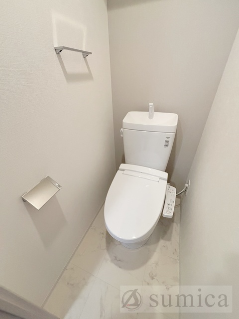 トイレ　人気アイテムの温水洗浄便座。清潔感のあるトイレです。