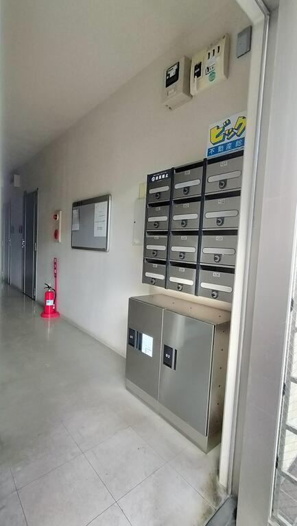 エントランス　宅配ボックス完備です♪