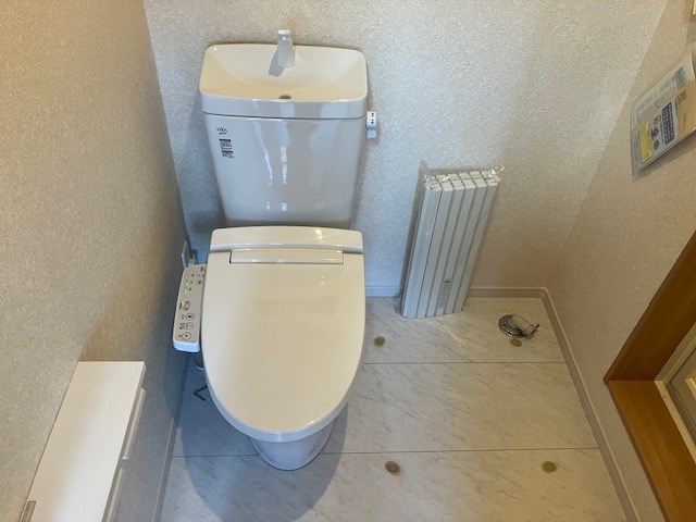 トイレ　温水洗浄便座