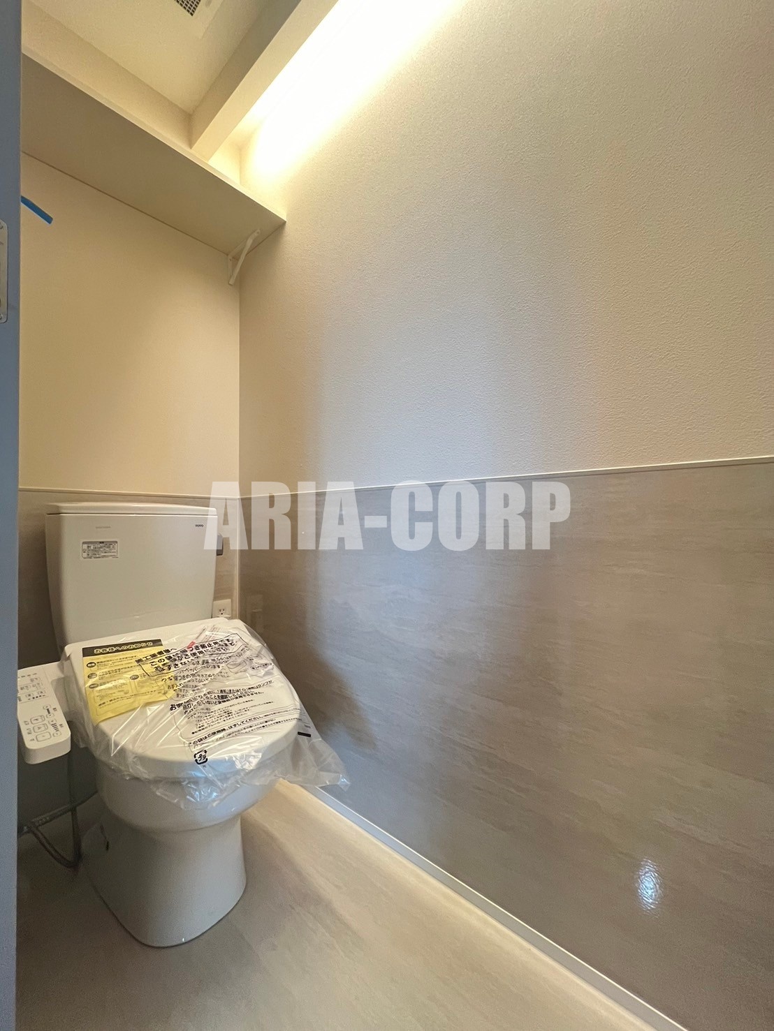 トイレ　ウォシュレット付きWC。上部には便利な棚がございます！