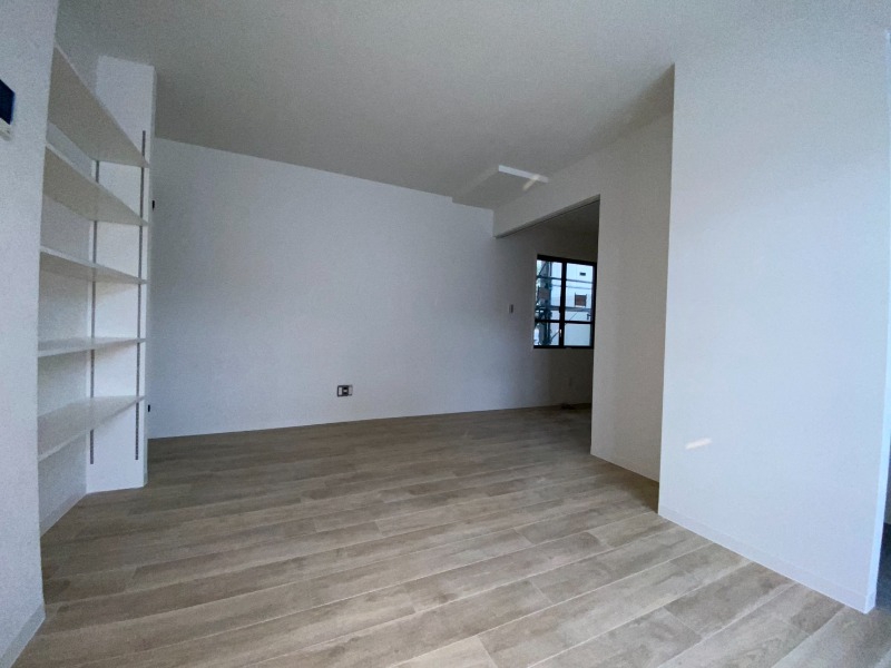その他部屋・スペース　木目のフローリングは落ち着きのある印象のお部屋になりますね。