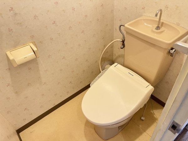 トイレ　落ち着いた色調のトイレです