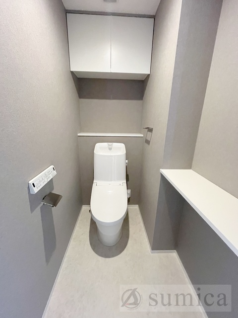 トイレ　人気アイテムの温水洗浄便座。清潔感のあるトイレです。