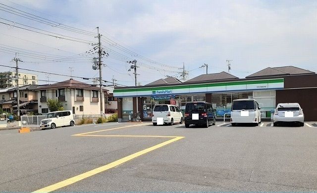 コンビニ　ファミリーマート様（コンビニ）まで190m