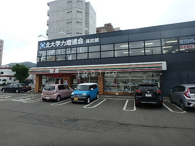コンビニ　セブンイレブン札幌南高前（コンビニ）まで827m
