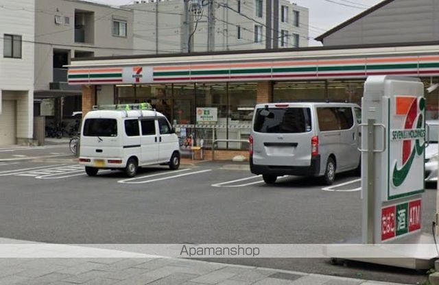 コンビニ　セブンイレブン（コンビニ）まで240m