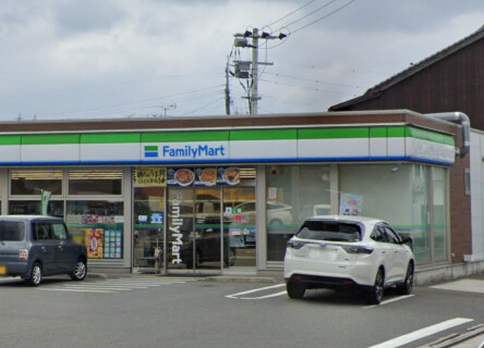 コンビニ　ファミリーマートJR新飯塚駅店（コンビニ）まで523m