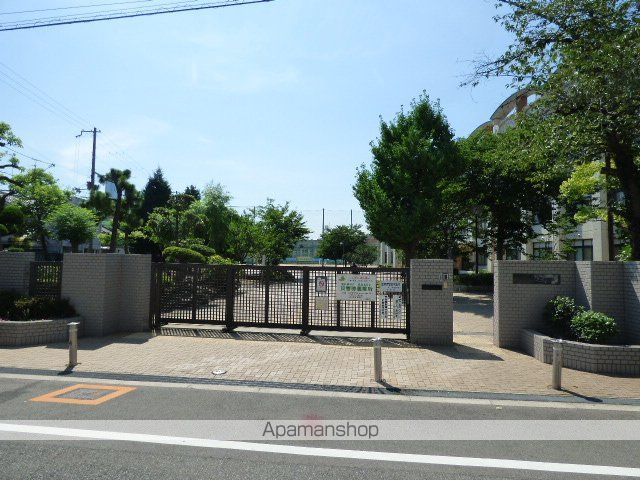 中学校　大阪市立義務教育学校生野未来学園（中学校）まで695m