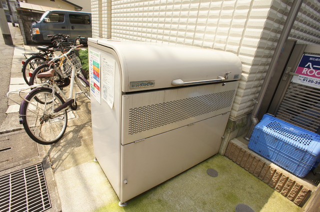 その他共有部分　蓋つきのゴミ置き場あります。衛生的ですね♪