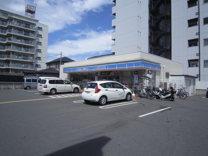 コンビニ　ローソン（コンビニ）まで700m