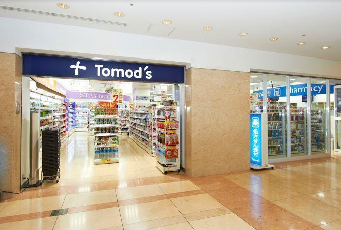 ドラックストア　トモズ ゲートシティ大崎店（ドラッグストア）まで448m