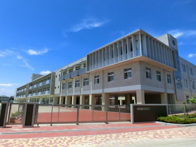 小学校　吉川市立美南小学校（小学校）まで586m