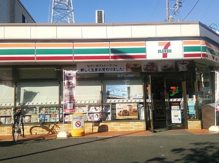 コンビニ　セブンイレブン 足立青井駅前店（コンビニ）まで654m