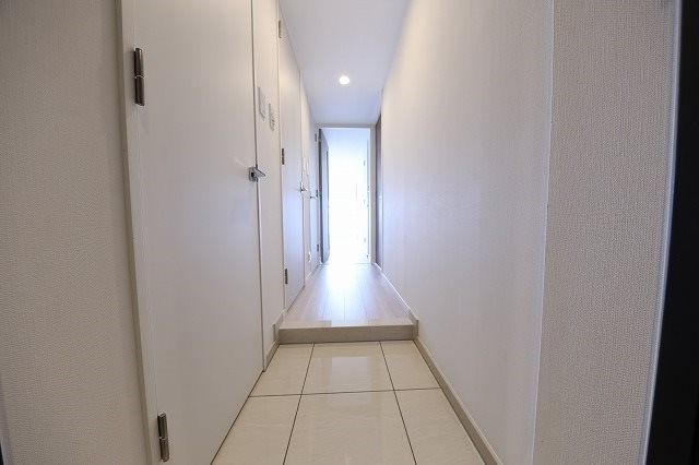 玄関　写真は同タイプ住居です。
