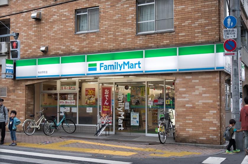 コンビニ　ファミリーマート 桜台駅前店（コンビニ）まで669m