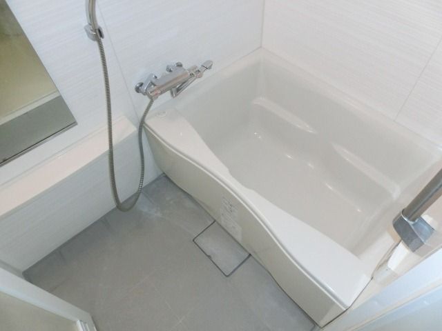バス・シャワールーム　浴室乾燥機ございます。