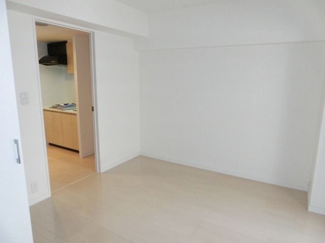 その他部屋・スペース　バルコニー側からのお部屋です。