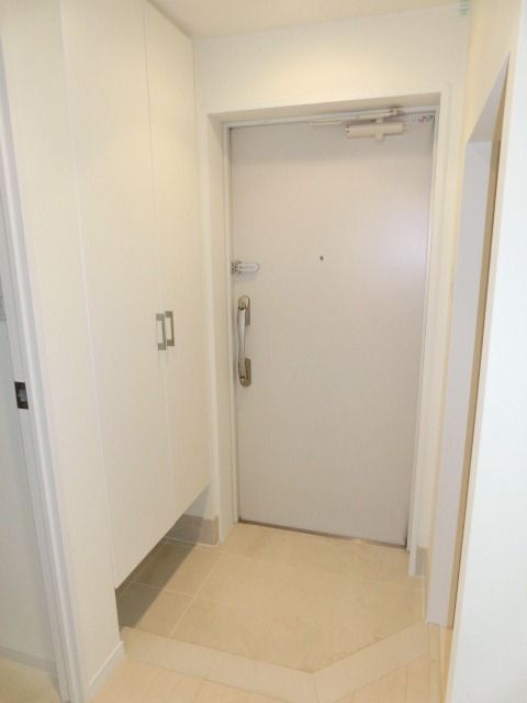玄関　シューズＢＯＸございます。
