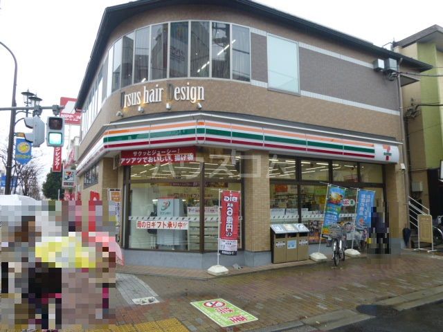 コンビニ　セブン-イレブン足立竹ノ塚駅東店（コンビニ）まで495m