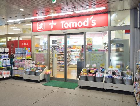 ドラックストア　トモズ白金プラザ店（ドラッグストア）まで240m