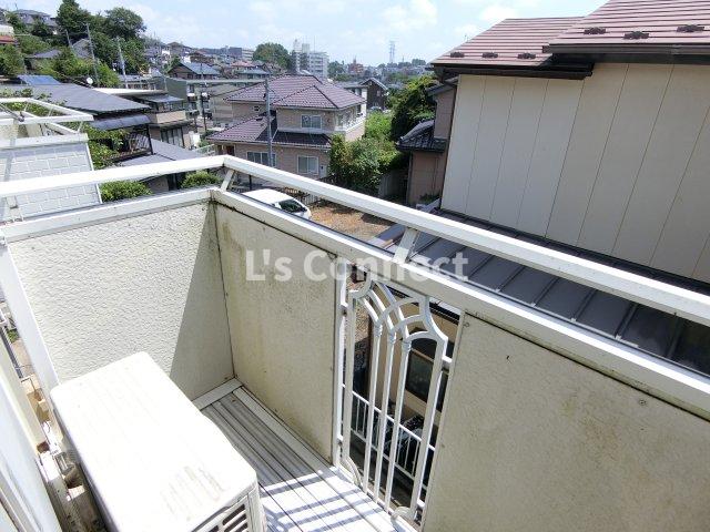 バルコニー　２階のお部屋で洗濯物もたくさん干せます。