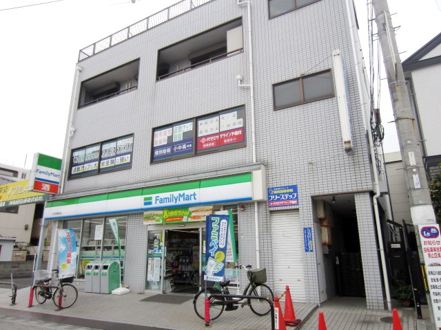コンビニ　ファミリーマート 久米田駅前店（コンビニ）まで438m