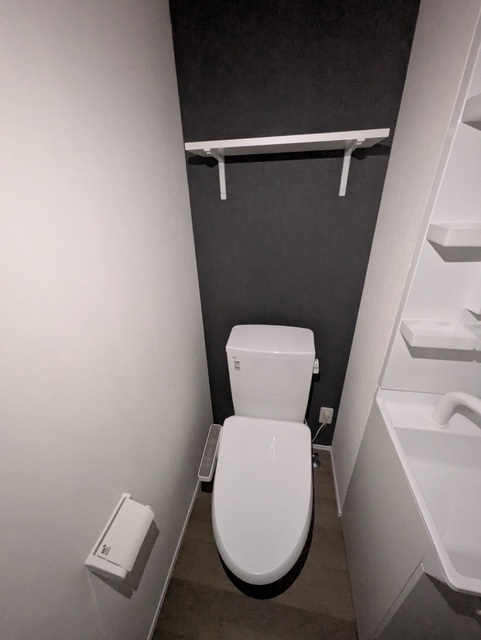 トイレ　※通電前の写真です