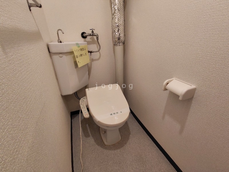 トイレ　嬉しい温水洗浄便座付きのトイレです。