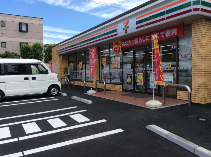 コンビニ　セブンイレブン（コンビニ）まで384m