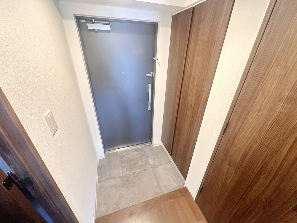 玄関　同物件別部屋写真