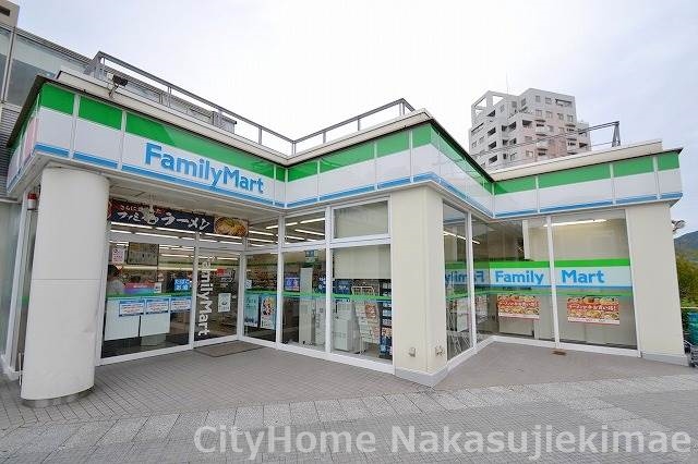 コンビニ　ファミリーマートAシティー店（コンビニ）まで702m