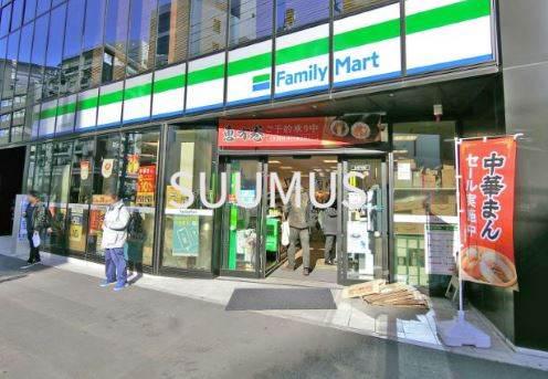 コンビニ　ファミリーマート 北参道駅前店（コンビニ）まで277m